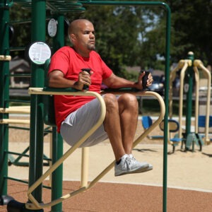 A man doing knee raises on the Captain's Chair