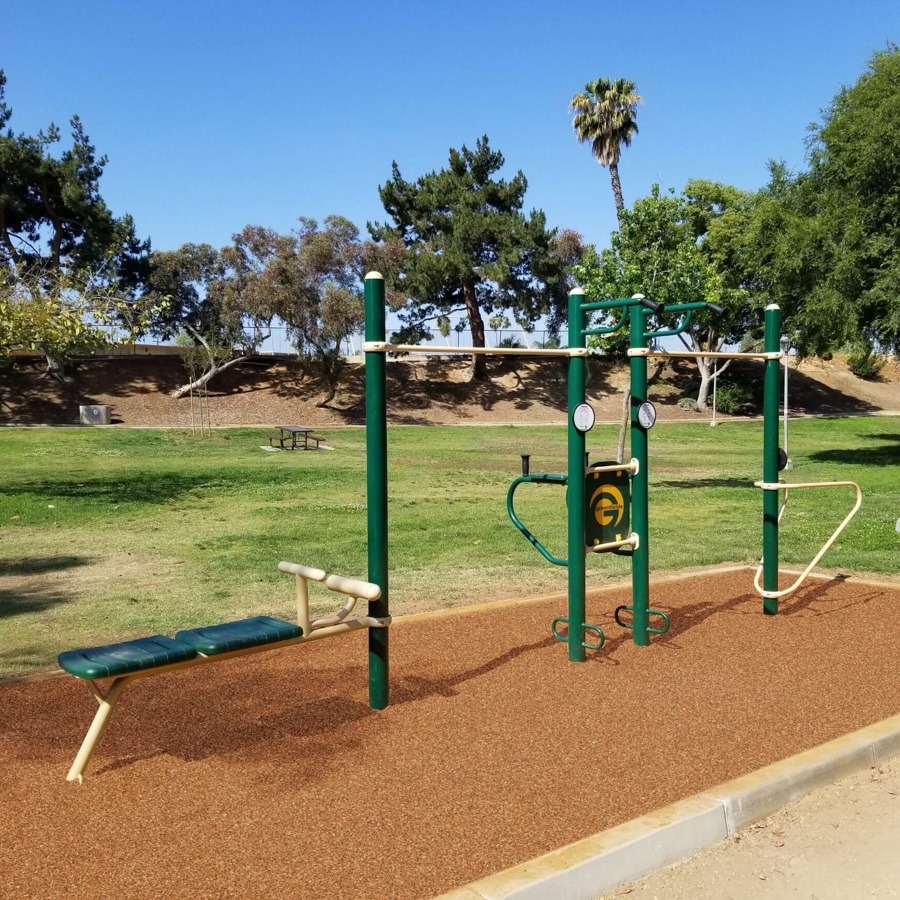 6-Person Static Combo in a park