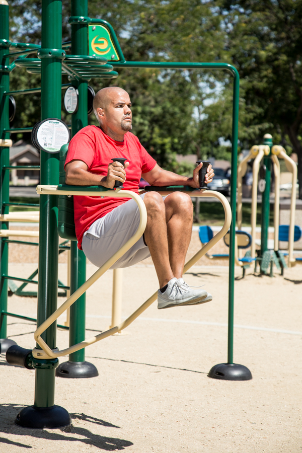 A man demonstrating knee lifts on captain's chair