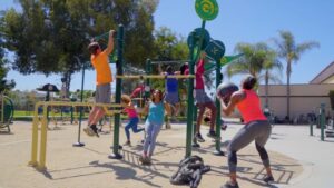 People demonstrating use of functional fitness rig